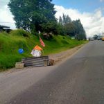 Antisipasi Kecelakaan Lanjutan Warga Desa Raya Membuat Penghalang Jalan