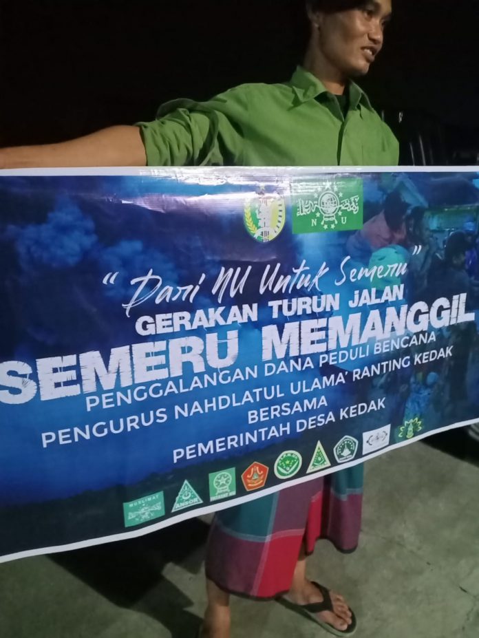 Warga NU Desa Kedak saat perhitungan donasi untuk Semeru, Jumat (10/12/21). Foto: Dok Mimbarpublik.com