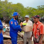 Satpolair Polres Bintan Sambangi dan Berikan Bantuan kepada Korban Bencana Alam