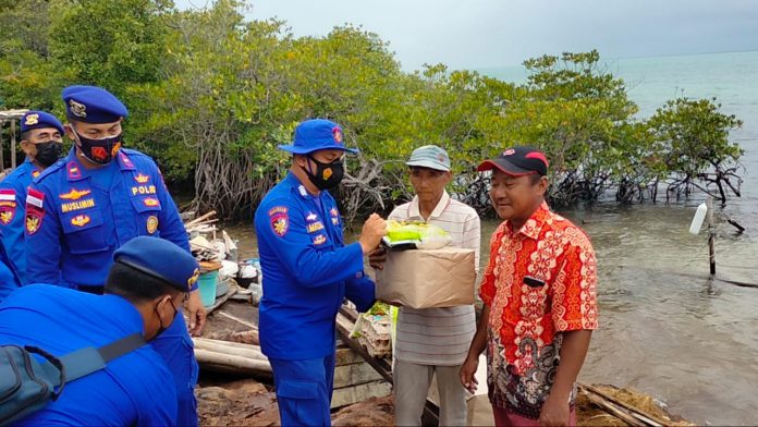 Satpolair Polres Bintan Sambangi dan Berikan Bantuan kepada Korban Bencana Alam, Sabtu (11/2/12/21). Foto: Dok Polres