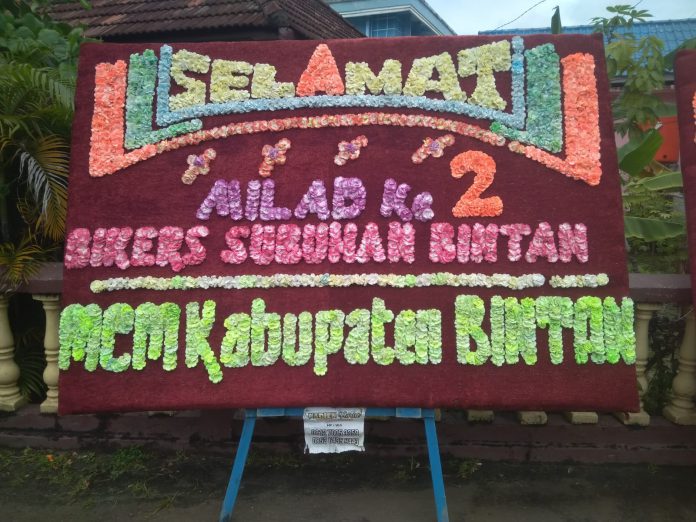 Papan bunga ucapan selamat milad ke-2 Biker Subuhan Bintan dari MCM Bintan, Sabtu (11/12/21). Foto: Jul/Mimbarpublik.com