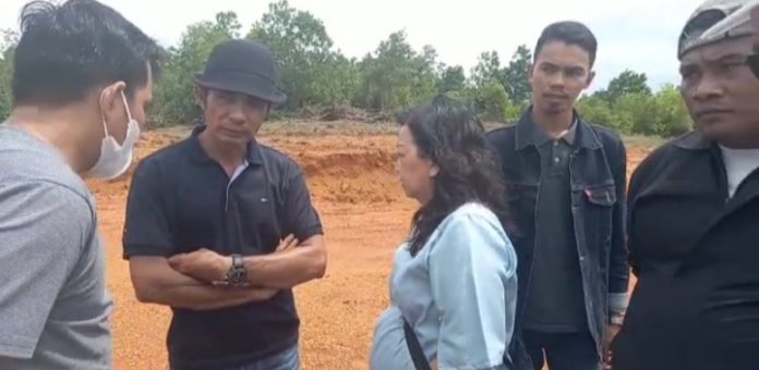 DPC LMP Bintan mengikuti pematokan sempadan, Sabtu (11/12/21). Foto: Dok LMP
