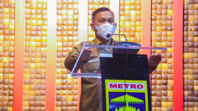 Wakil Wali kota Metro Qomaru Zaman buka acara workshop membangun anti korupsi bagi Kepala Sekolah dan Guru, Senin (13/12/21). Foto: Diskominfo