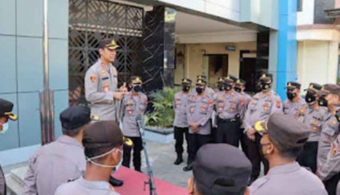 Kapolres Tulungagung AKBP Handono Subiakto, SH, SIK, MM saat pimpin apel, Senin (13/12/21). Galuh/Mimbarpublik.com