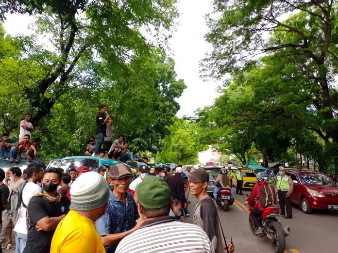 Sopir angkot unjuk rasa di Dinas Perhubungan Sulawesi Selatan, Selasa (14/12/21). Foto: Sulhandi/Mimbarpublik.com