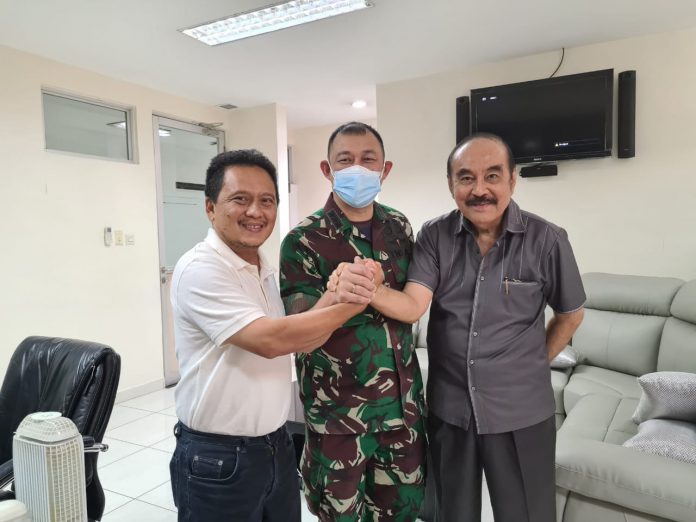 Dari kiri ke kanan, Pendeta Daud Toni, Peneliti Utama Vaknus Kolonel CKM dr. Jonny SpPD-KGH, MKes, MM, dan A. Budi. Kamis (16/12). Foto: Dok Media Sejaterah Group
