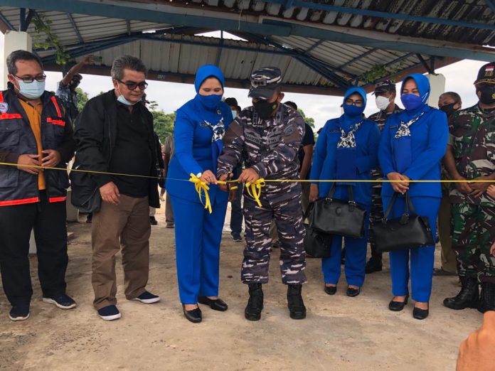 Danlanal Batam lepas pengiriman 80 ton rumput laut ke Palembang, Sabtu (18/12/21). Foto: Dok Danlanal