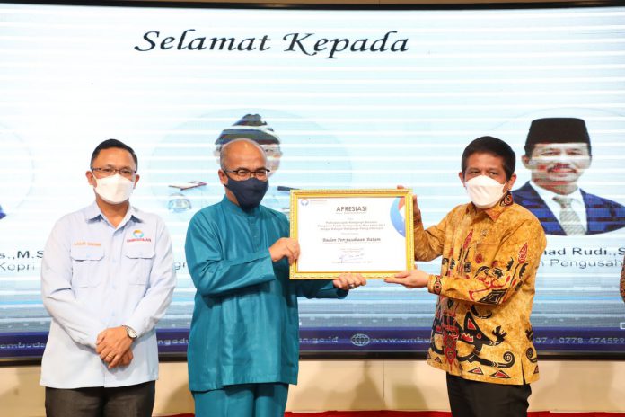 BP Batam Raih Penghargaan Kampanye Pelayanan Publik Terinformatif dari Ombudsman Provinsi Kepulauan Riau, Kamis (16/12). Foto: Dok BP Batam
