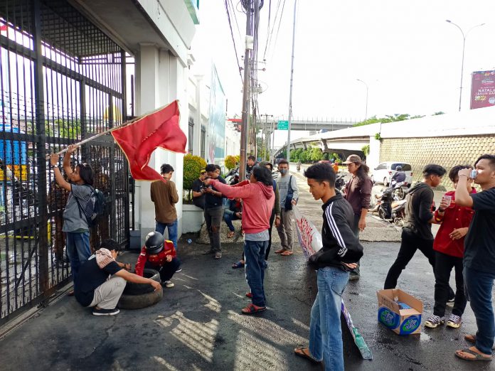 Pemuda dan Mahasiswa Makassar gelar unjuk rasa di Kejati Sulawesi Selatan, Jumat (24/12). Foto: Sulhandi/Mimbarpublik.com