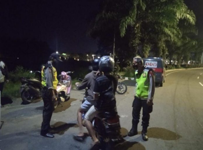 Kapolsek Ngasem bubarkan balap liar di simpang lima Gumul, Sabtu (25/12). Foto: Dok Mimbarpublik.com