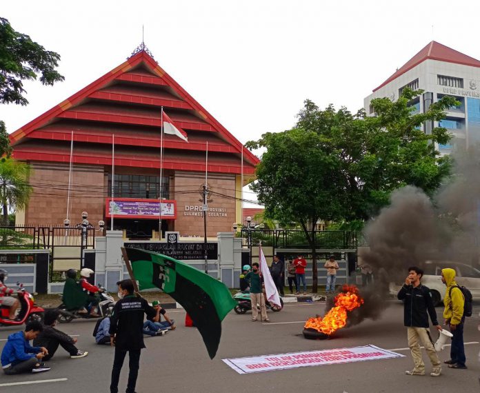 Aliansi Mahasiswa gelar aksi di DPRD Sulawesi Selatan, Senin (27/12). Foto: Sulhandi/Mimbarpublik.com