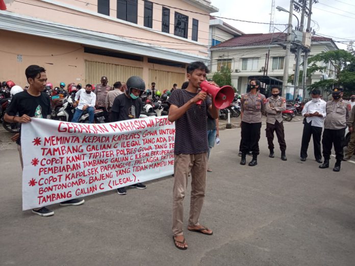 Gerakan mahasiswa peduli rakyat gelar unjuk di Polres Gowa, Senin (27/12). Foto: Sulhandi/Mimbarpublik