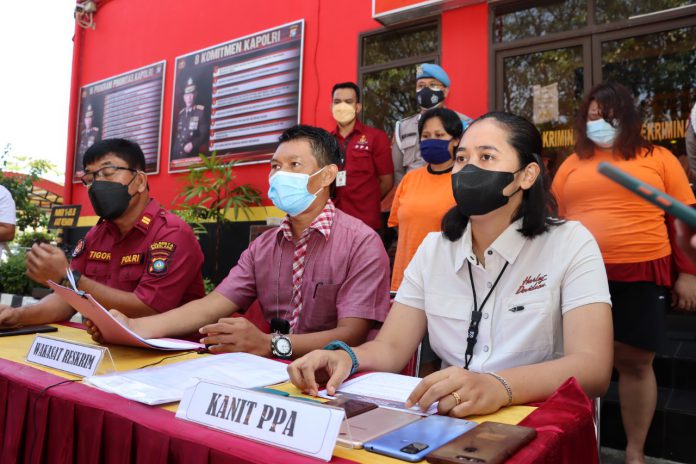 Polresta Barelang gelar konferensi pers atas penangkapan 2 pelaku perekrutan PMI, Selasa (28/12). Foto: Dok Polresta