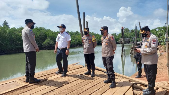Kasatgas Brigjen Pol Khrisna Murti bersama rombongan saat berada di Sungai Gentong, Rabu (29/12). Foto: Mimbarpublik.com