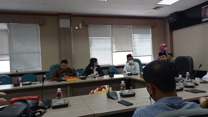 Pelaku usaha hiburan RDP bersama Pansus Ranperda DPRD Batam, Kamis (30/12/21). Foto: Media Grup Sejahtera