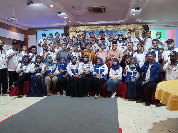 Gubernur Kepri, Ansar Ahmad foto bersama Badan Pengurus Forum RTRW Kota Batam di Golden Prawn, Bengkong, Minggu (26/12). Foto: YN/Mimbarpublik.com