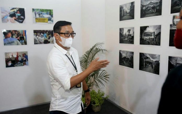 Kepala Diskominfo hadiri pembukaan pameran jurnalistik di One Batam Mall, Senin (20/12). Foto: Diskominfo