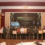 Polda Kepri Terima Anugerah Keterbukaan Informasi Publik Tahun 2021 Penganugerahan diberikan oleh Gubernur Provinsi Kepri H. Ansar Ahmad, SE, MM kepada Kasubdit PID Bid Humas Polda Kepri AKBP Hotlan Butar Butar mewakili Polda Kepri, di Aula Wan Sari Beni Kantor Gubernur Kepri, Tanjungpinang, Rabu (8/12/2021). (Fot/dok)