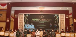 Polda Kepri Terima Anugerah Keterbukaan Informasi Publik Tahun 2021 Penganugerahan diberikan oleh Gubernur Provinsi Kepri H. Ansar Ahmad, SE, MM kepada Kasubdit PID Bid Humas Polda Kepri AKBP Hotlan Butar Butar mewakili Polda Kepri, di Aula Wan Sari Beni Kantor Gubernur Kepri, Tanjungpinang, Rabu (8/12/2021). (Fot/dok)