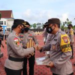 Kapolres Bintan Berikan 65 Penghargaan Kepada Personil Yang Berprestasi Kapolres Bimtan AKBP memberikan piagam kepada personil Kepolisian yang berprestasi di halaman Makapolres Bintan pada Rabu (22/12/2021) Fot/Humas Polres Bintan/Mimbarpublik.com