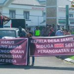 LSM Gerak Indonesia Gruduk Kejaksaan Negeri Kediri Tuntut Usut Tuntas Kecurangan Seleksi Perangkat Desa Aksi damai LSM gerak di depan Kejaksaan Negeri Kediri pada, Rabu (22/12/2021) Foto: Kabiro Kediri