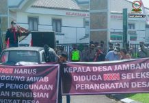LSM Gerak Indonesia Gruduk Kejaksaan Negeri Kediri Tuntut Usut Tuntas Kecurangan Seleksi Perangkat Desa Aksi damai LSM gerak di depan Kejaksaan Negeri Kediri pada, Rabu (22/12/2021) Foto: Kabiro Kediri