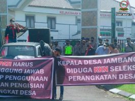 LSM Gerak Indonesia Gruduk Kejaksaan Negeri Kediri Tuntut Usut Tuntas Kecurangan Seleksi Perangkat Desa Aksi damai LSM gerak di depan Kejaksaan Negeri Kediri pada, Rabu (22/12/2021) Foto: Kabiro Kediri