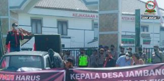 LSM Gerak Indonesia Gruduk Kejaksaan Negeri Kediri Tuntut Usut Tuntas Kecurangan Seleksi Perangkat Desa Aksi damai LSM gerak di depan Kejaksaan Negeri Kediri pada, Rabu (22/12/2021) Foto: Kabiro Kediri