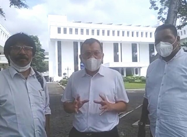 Ketua WLJ Yanes Yosua Frans (kiri) bersama Ketua FKMTI SK Budiardjo (tengah) di Komplek Istana Presiden, Rabu (19/19. Foto: Dok FKMTI