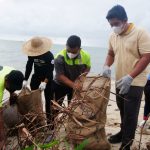 Plt Bupati Bintan dan FKPD Jogging Sambil Pungut Sampah di Pantai