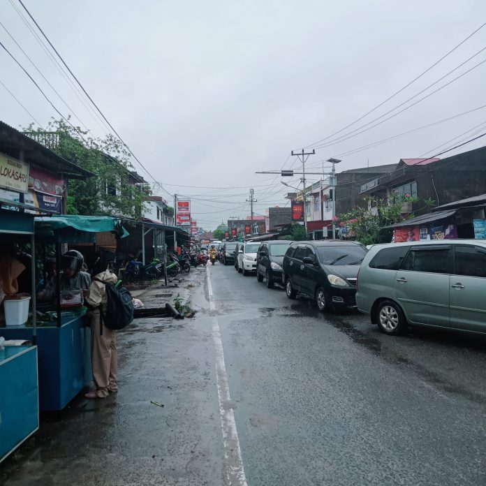 Kondisi arus lalu lintas menuju Pelabuhan Roro Tanjunguban, Minggu (2/1/2022). Foto: Juliansyah/Mimbarpublik.com