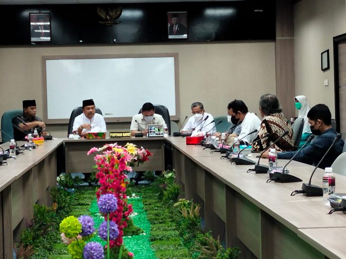 Pansus DPRD Batam bersama pengusaha yang diwakili APGEMA gelar Rapat Dengar Pendapat (RDP), Jumat (31/12/21). Foto: Dok Mimbarpublik.com