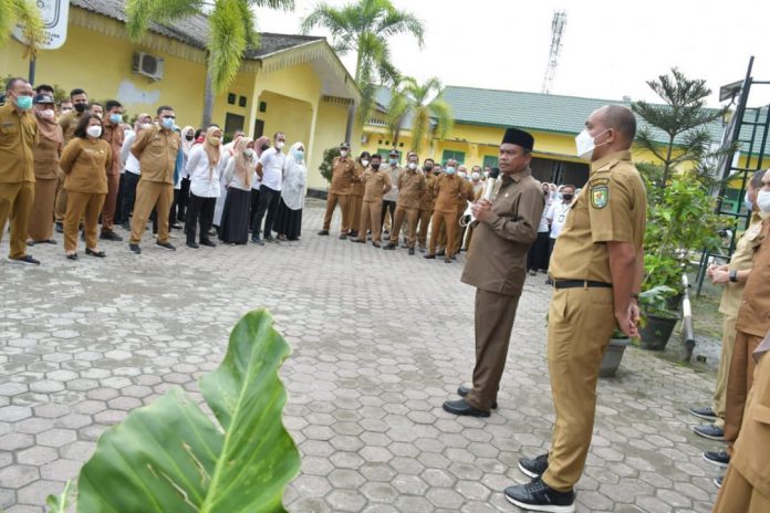 Ket Gambar: Bupati Darma Wijaya didampingi Wakil Bupati dan Sekda melakukan inspeksi mendadak (sidak) sekaligus memonitoring tingkat kedisiplinan PNS dan Tenaga Kontrak di Lingkungan Pemkab Sergai. (Foto: Diskominfo Sergai)