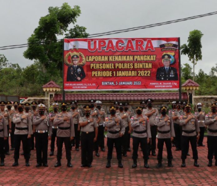 Ket poto : AKBP Tidar Wulung Dahono S.H.S.I.K M.H Pimpin upacara Krops Lapor Kenaikan pangkat personil Polres Bintan pada Senin 3/1/2022 (Foto: humas Polres Bintan)
