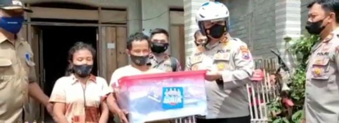 Kapolres Kediri Kota bersama PJU Salurkan Bantuan Korban Banjir dan Tanah Longsor, Minggu (2/1). Foto: Polres