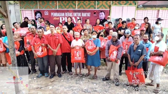 Anggota DPR RI dari fraksi PDIP, Effendi Sianipar bagikan 2 ton beras di Rohil, Riau, Rabu (5/1). Foto: Dok Pribadi