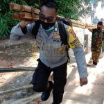 Kasubsektor Mantang Polsek Bintim Bantu Bangun Rumah Warga Korban Gelombang Besar