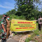 Membahayakan Pengendara, Kapolsek Lubuk Baja dan Bhabinkamtibmas Pasang Spanduk Rawan Longsor di Seraya Atas