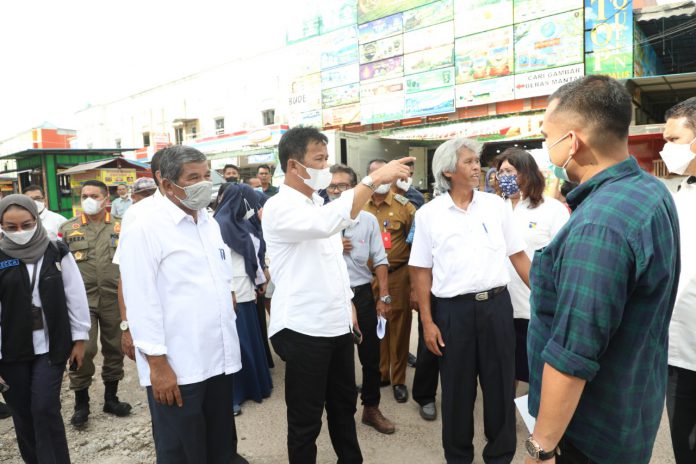 Kepala BP Batam, Muhammad Rudi didampingi sejumlah pejabat BP Batam meninjau lokasi banjir di Buliang, Batuaji, Selasa (11/1). Foto: Dok BP Batam