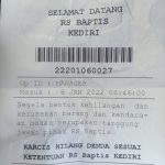 RS. Babtis Kota Kediri Indikasi Manfaatkan Lahan Parkir untuk Mengeruk Keuntungan Slip parkir saat keluar Rumah Sakit Babtis pada Kamis (6/01/2022) Foto: Kabiro kediri