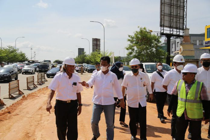 Kepala BP Batam, Muhammad Rudi Tinjau Proyek Pelebaran Jalan dan Pembangunan Drainase DAM Baloi, Selasa (18/1). Foto: BP Batam