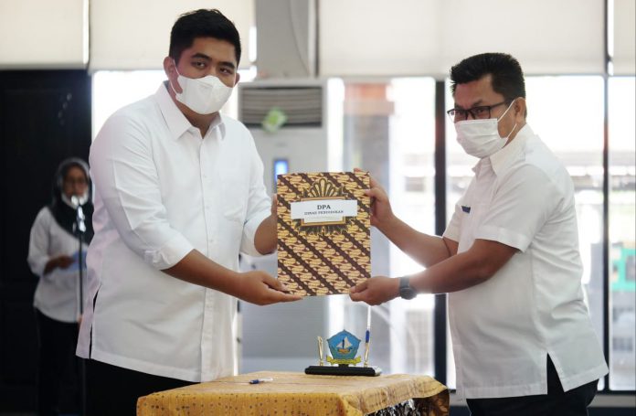 Penyerahan Dokumen Pelaksanaan Anggaran (DPA) Tahun Anggaran 2022 oleh Plt Bupati Bintan kepada masing-masing SKPD di Lingkungan Pemerintah Kabupaten Bintan, Rabu (19/01/2022) pagi. Foto: Humas Pemkab Bintan