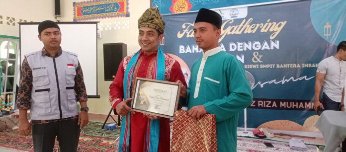 Penyerahan Dana dari Donasi ke Yayasan Sekolah Islam Terpadu Oleh Ustadz Muhammad Riza ke Kepala Sekolah M.Agus Satria ,S.Pd,Gr, Rabu (19/1). Foto: SIT Bahtera Insani