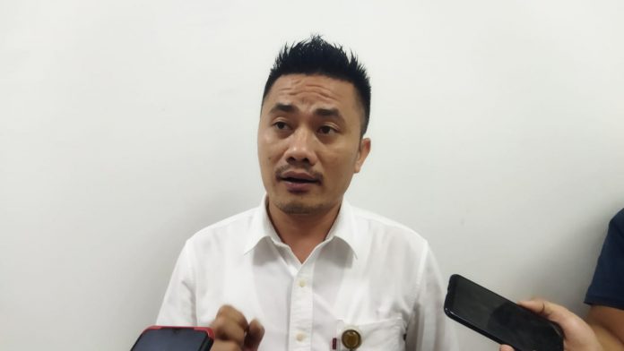 Anggota Komisi I DPRD Kota Batam, Utusan Sarumaha, SH memberikan keterangan pers kepada semulah media di Kantor DPRD Batam, Jumat (21/1). Foto: Afrizal/MIMBARPUBLIK.com