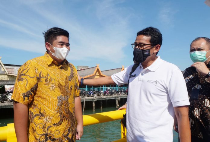 Plt Bupati Bintan Roby Kurniawan sambut kedatangan Menparekraf Sandiaga Uno, Jumat (21/1). Foto: Diskominfo Bintan