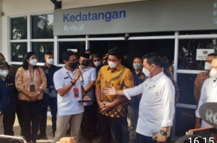 Menparekraf RI, Sandiaga Uno didampingi Gubernur Kepri dan Plt Bupati Bintan, saat menyampaikan keterangan terkait Travel Bubble, usai meninjau pintu masuk wisatawan di kawasan pariwisata Lagoi, Foto: Media Sejahtera