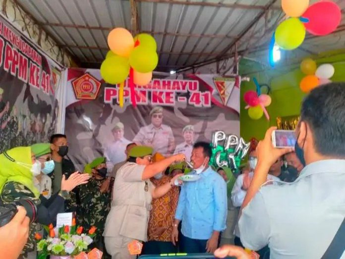 Ketua Pemuda Panca Marga (PPM) Kepri, Syafizal Ganti Sitorus alias Ucok Cantik menyuapkan kue ulang tahun 41 PPM ke Walikota Batam, Muhammad Rudi di Kantor Sekretariat PPM Taman Baloi, Batam Center, Sabtu (22/1). Foto: Afrizal/MIMBARPUBLIK.com