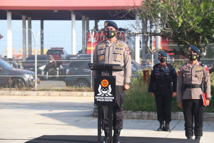Wakapolda Kepri Brigjen Pol Rudi Pranoto melepas penugasan Satbrimob Polda Kepri BKO Polda Sulawesi Tengah, Minggu (23/1). Foto: Dok Polda Kepri