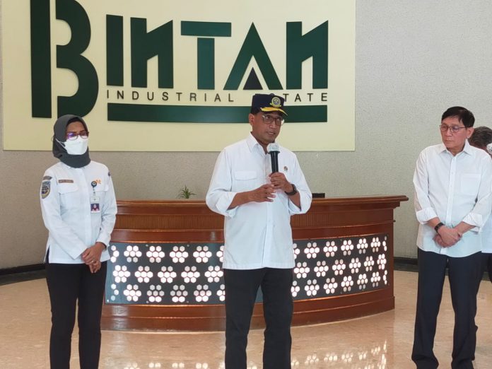 Menhub Budi Karya Sumadi di dampingi Managing Director Bintan Aviation Investment (BAI), Michael Wudy Saat konpers di wisma Bintan Inti Estate, Senin (24/1). Foto Cra/Jalurnews.com