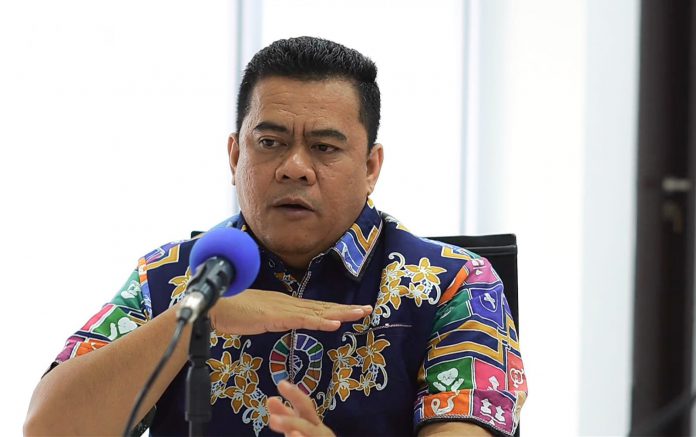 Kepala Dinas PMD Bintan Ronny Kartika saat diwawancarai awak media, Jumat (28/1). Foto: Diskominfo Bintan